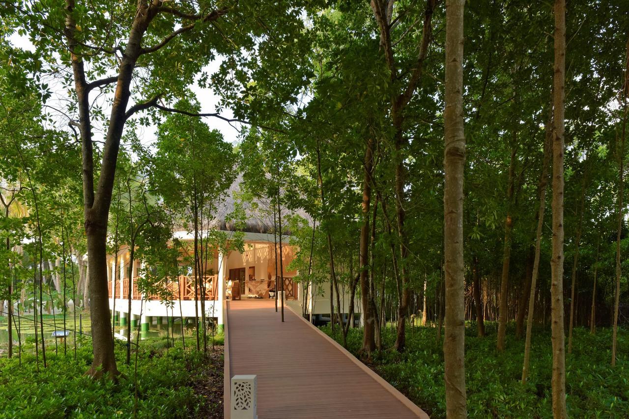 Dreamland Maldives Resort Kihadhoo Exterior photo
